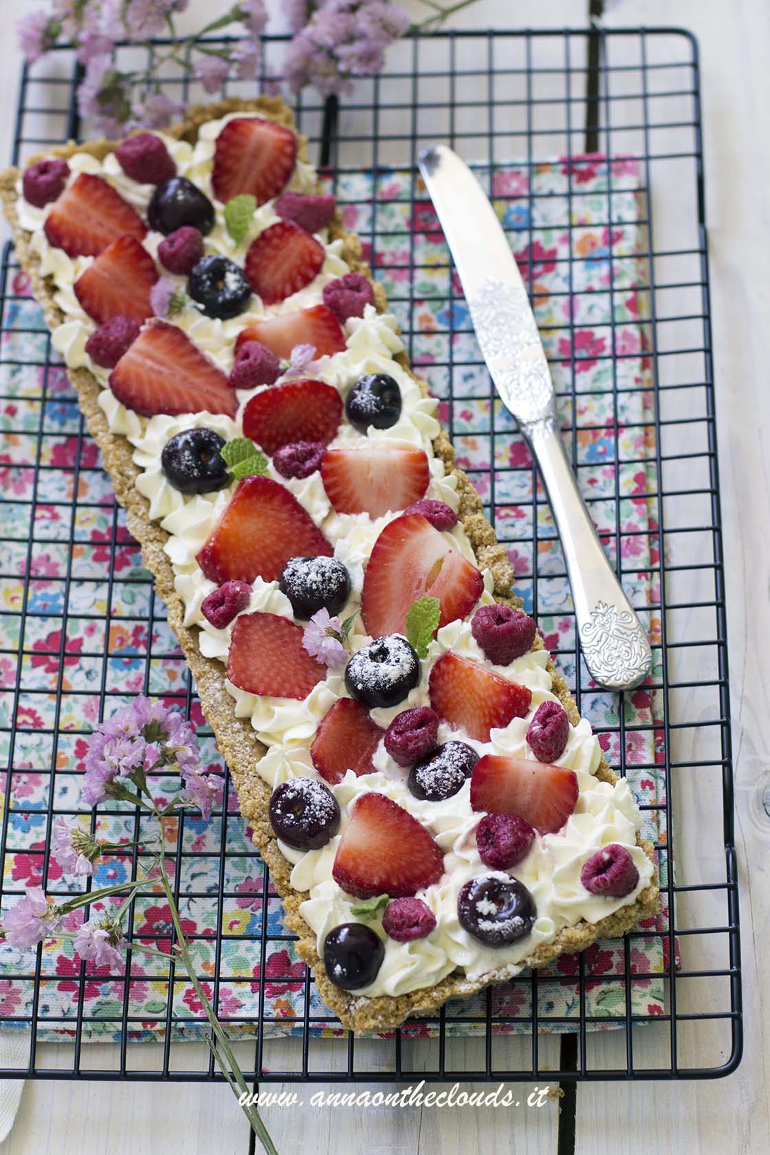 Crostata alla frutta senza cottura: con crema al latte e cioccolato bianco