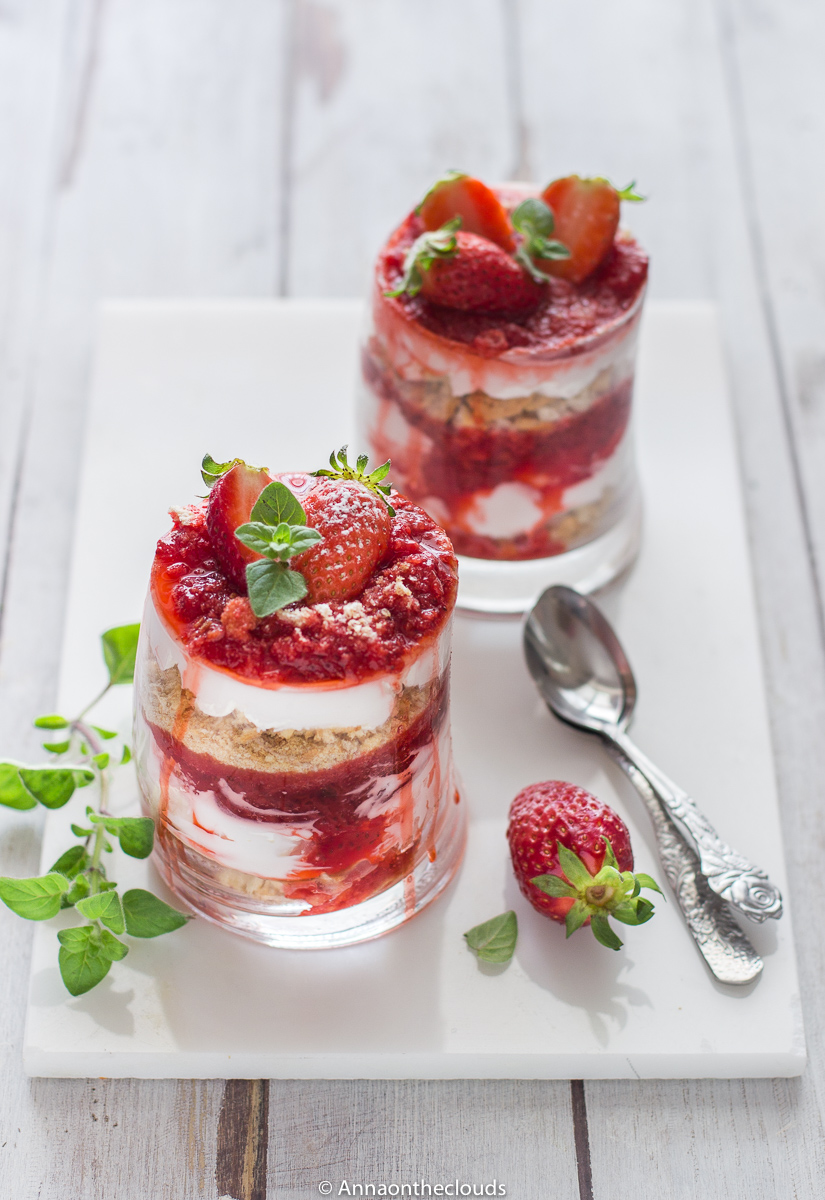 Mousse Di Yogurt Alle Fragole Ricetta Facile E Veloce Anna On The Clouds