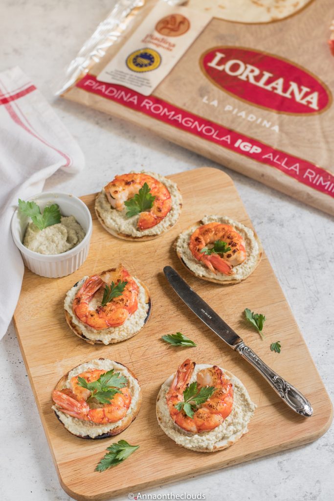 Bruschette di piadina con gamberi e crema di olive