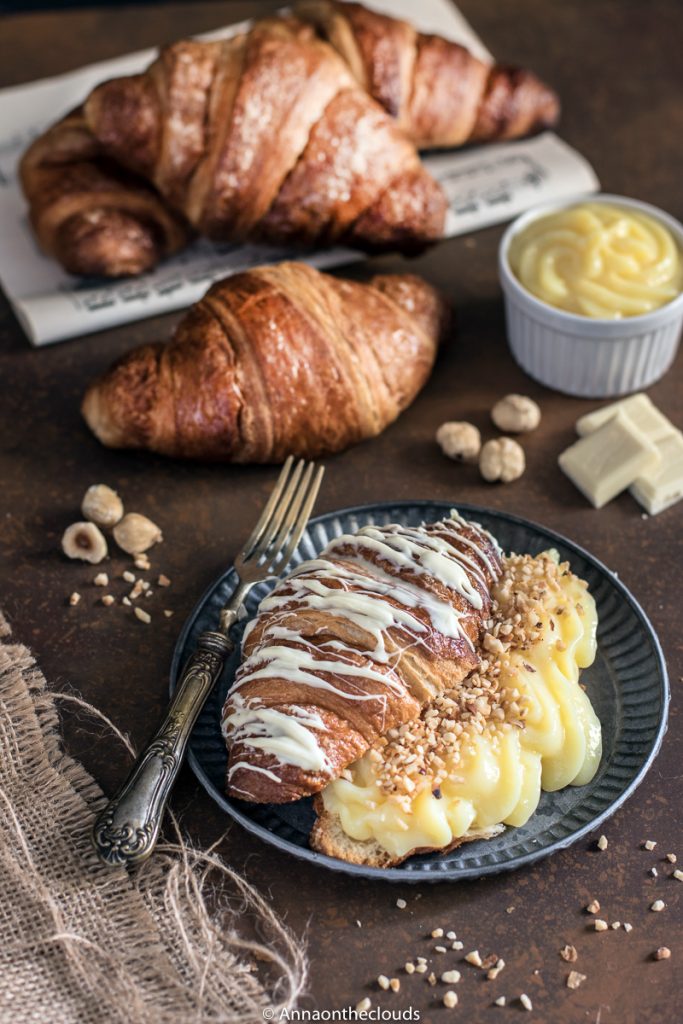 Croissant al cioccolato bianco e nocciole