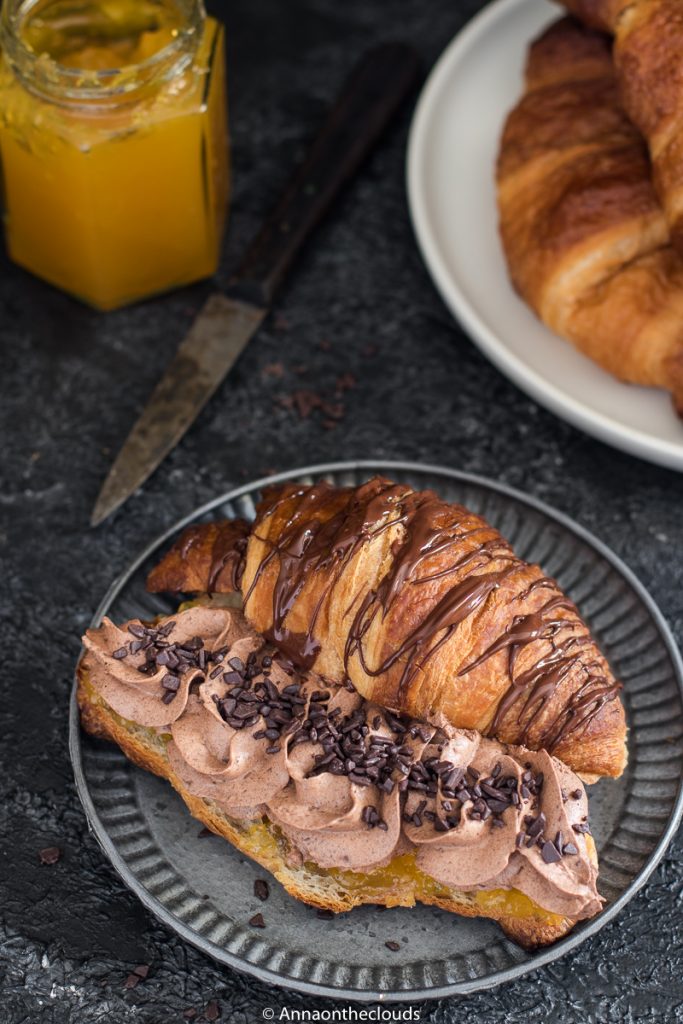 Croissant con confettura e namelaka al cioccolato