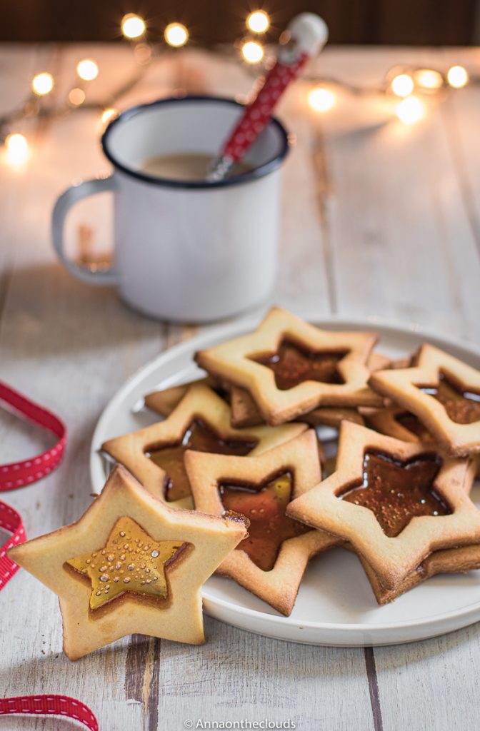 Biscotti di vetro natalizi: con caramelle