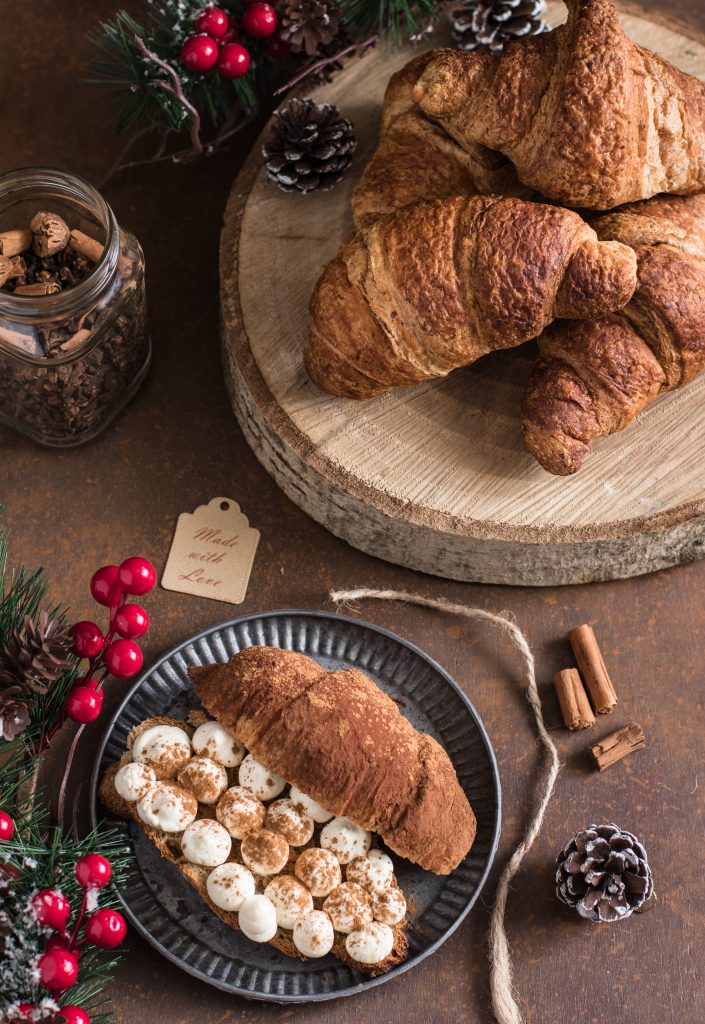 Croissant con frosting al formaggio e cannella