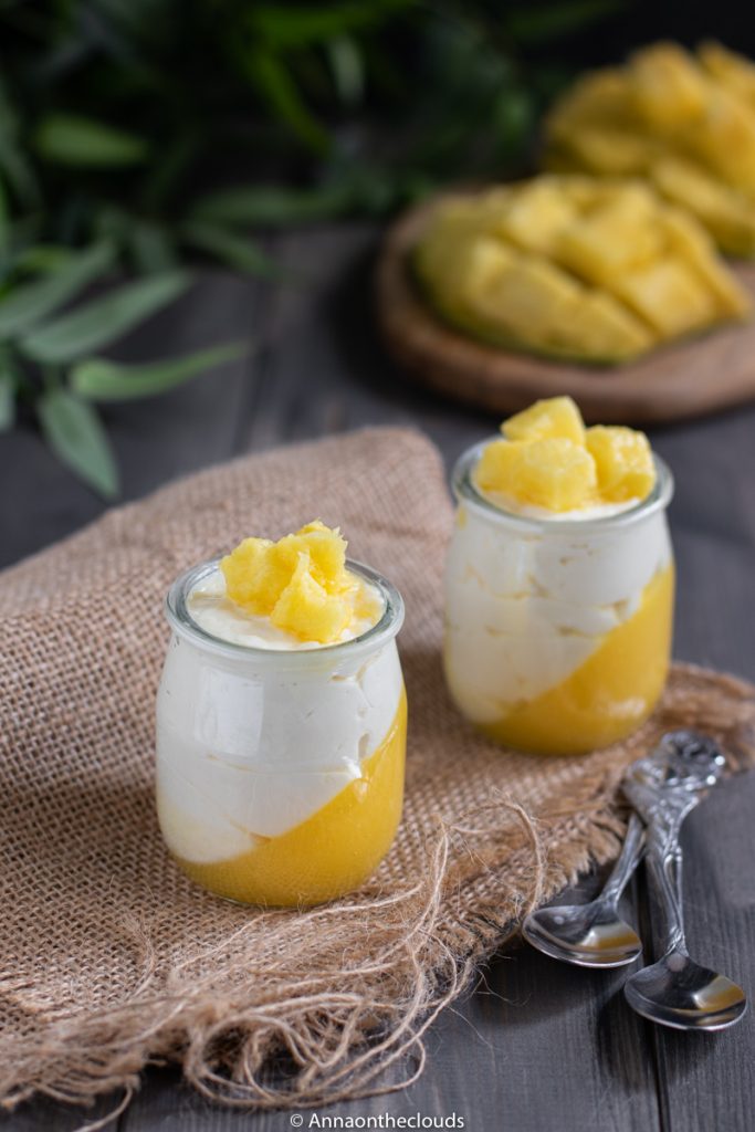 Panna cotta bicolore al mango: fresca e golosa