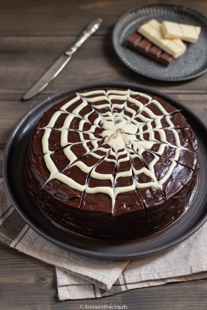 Torta al cioccolato con  ragnatela: ricetta facile