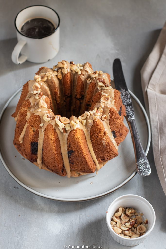 Ciambella al caffè con streusel di nocciole