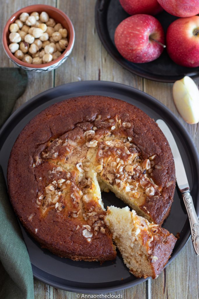 Torta al latte caldo, mele e nocciole: ricetta sofficissima!