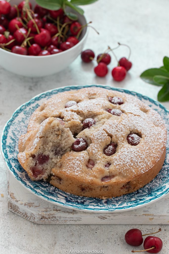 Torta all’acqua e ciliegie: leggera e gustosa