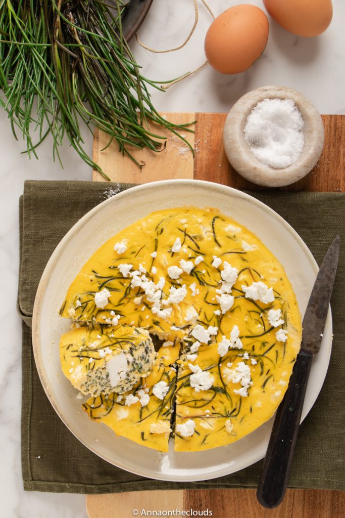 Siete in cerca di una ricetta semplice e golosa per la cena di stasera o per il pranzo della gita fuori porta? Provate questa: frittata con agretti, ricotta e feta!