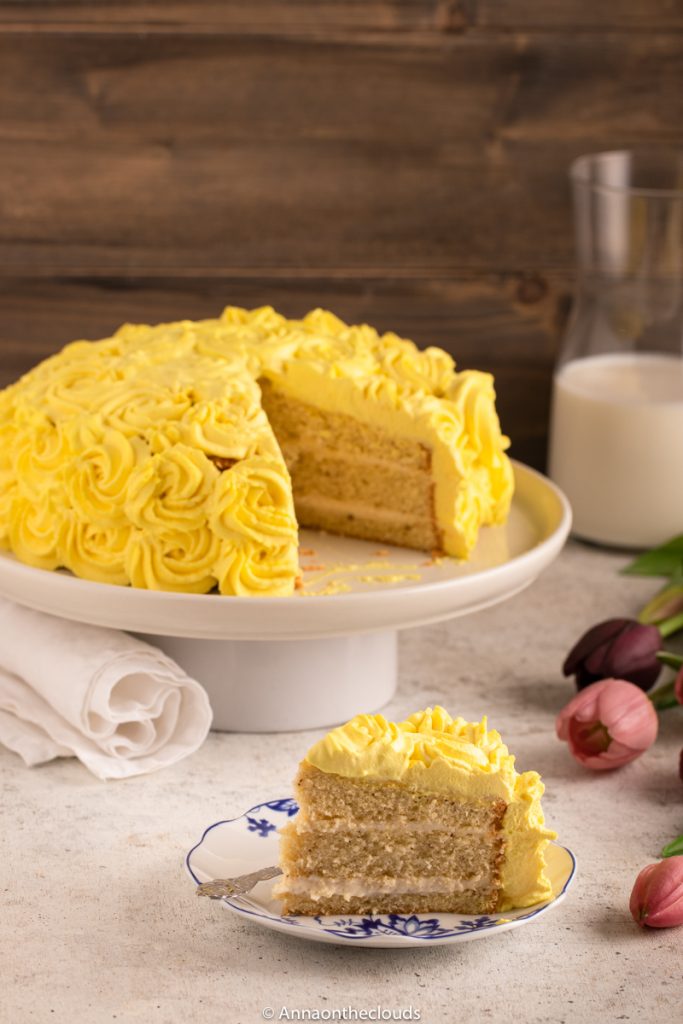 La rose cake è la risposta per una festa o un'occasione speciale. Con questa ricetta, potete preparare una torta unica, farcita con una deliziosa namelaka al cioccolato bianco e decorata con graziose rose fatte a mano. 
