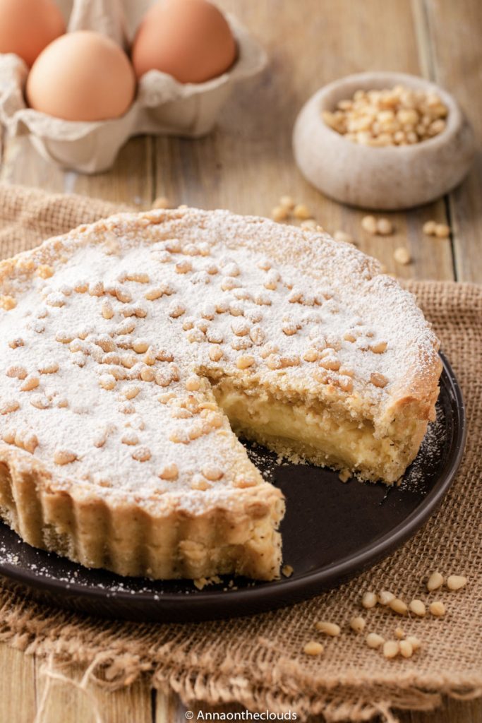 Torta della nonna: ricetta cremosa e perfetta. Con pasta frolla e crema pasticcera.